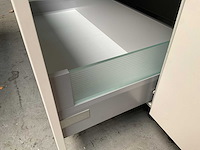 Next125 keukeneiland met colorglass aanrecht en blum ladegeleiders - afbeelding 9 van  11