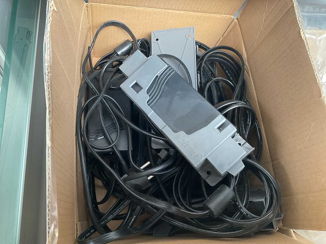 Next125 keukeneiland met colorglass aanrecht en blum ladegeleiders - afbeelding 10 van  11