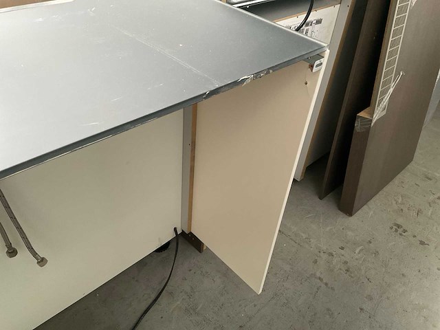 Next125 keukeneiland met colorglass aanrecht en blum ladegeleiders - afbeelding 2 van  10