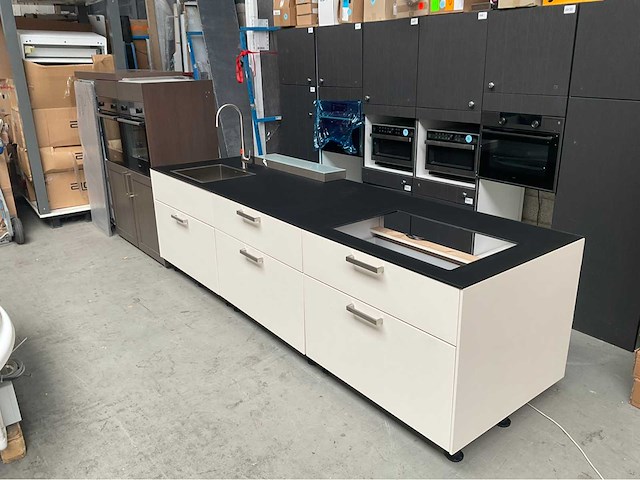 Next125 keukeneiland met colorglass aanrecht en blum ladegeleiders - afbeelding 6 van  10