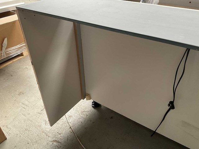 Next125 keukeneiland met colorglass aanrecht en blum ladegeleiders - afbeelding 2 van  4
