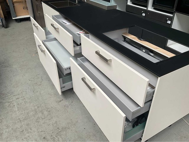 Next125 keukeneiland met colorglass aanrecht en blum ladegeleiders - afbeelding 3 van  4