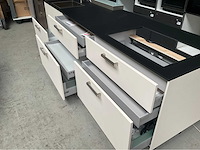 Next125 keukeneiland met colorglass aanrecht en blum ladegeleiders