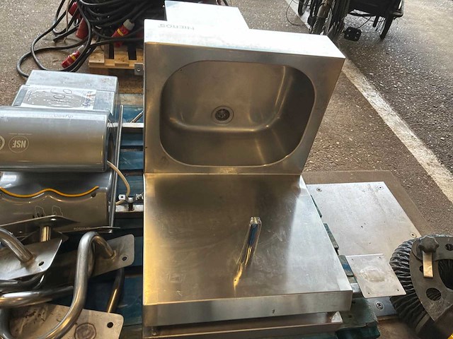 Nieros / dyson hygiënezuil / airblade - afbeelding 7 van  8