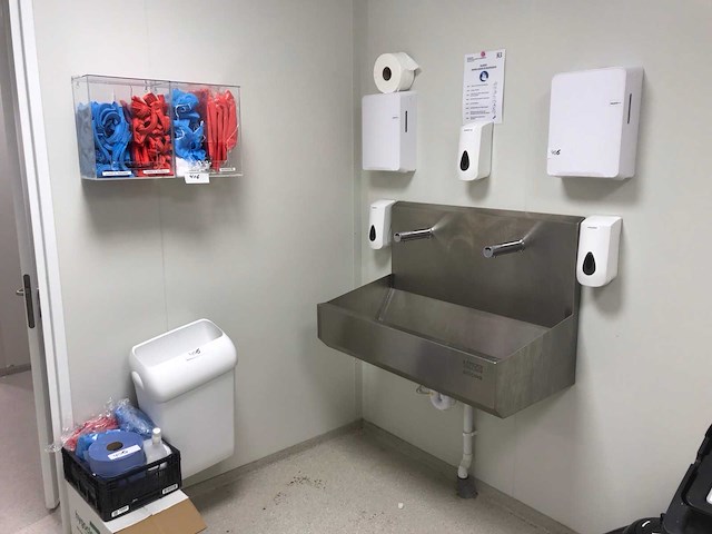Nieros, rvs wasbak met wanddispensers - afbeelding 1 van  6