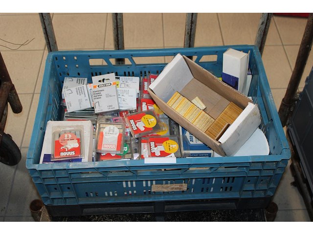 Nieten in krat. - afbeelding 1 van  2