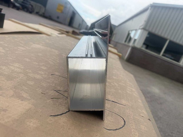 Nieuw: partij aluminium liggers antraciet (ral 7015) - 4 pallets (104-delig / ca. 400kg) - afbeelding 1 van  9
