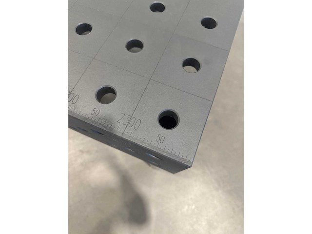 Nieuwe genitreerde gietijzeren lastafel/opspantafel - 2400x1200x20mm met maatvoering. - afbeelding 4 van  9