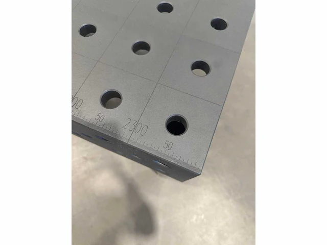 Nieuwe genitreerde gietijzeren lastafel/opspantafel - 2400x1200x20mm met maatvoering. - afbeelding 4 van  9