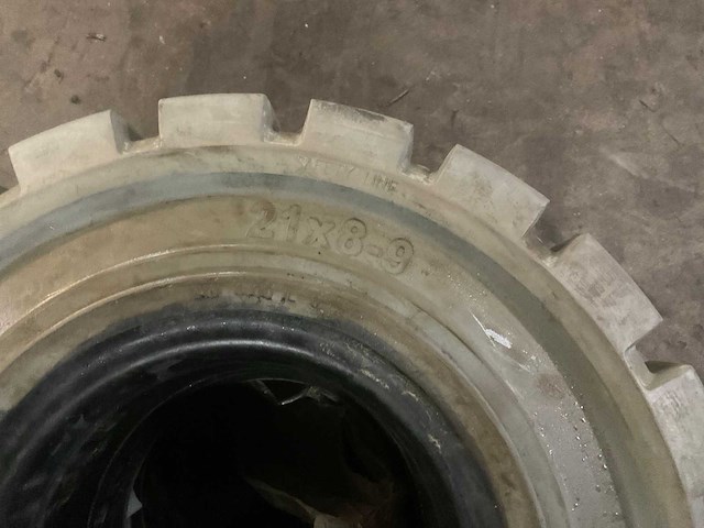 Nieuwe heftruck banden solideal ecomatic 21x8-9 - afbeelding 2 van  2