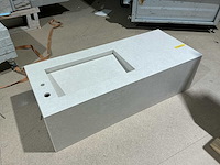 Nieuwe keramische wastafel 1200 x 500 mm met geïntegreerde wasbak