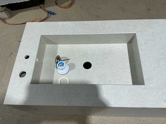 Nieuwe keramische wastafel 1200 x 500 mm met geïntegreerde wasbak - afbeelding 12 van  13