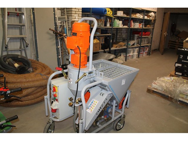 Nieuwe stukadoorsmachine putz p4 met pompmotor 5.5 kw, mengmotor 2.2 kw, capaciteit ca 25/45 l-min en trech... - afbeelding 1 van  9