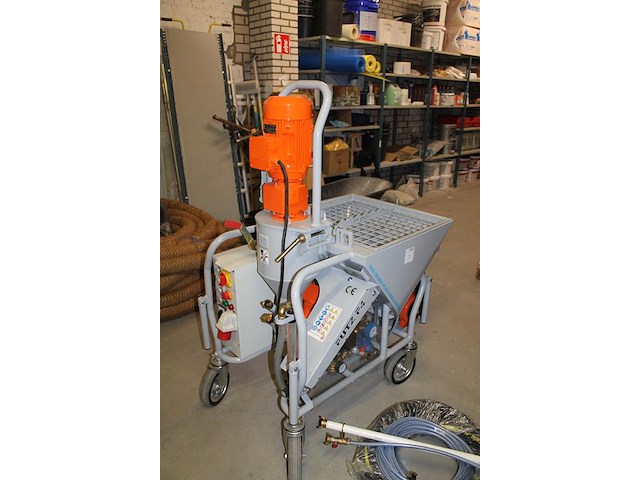 Nieuwe stukadoorsmachine putz p4 met pompmotor 5.5 kw, mengmotor 2.2 kw, capaciteit ca 25/45 l-min en trech... - afbeelding 2 van  9