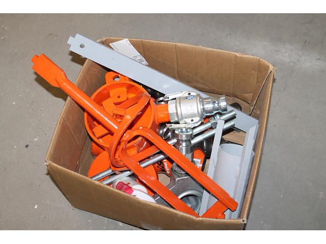 Nieuwe stukadoorsmachine putz p4 met pompmotor 5.5 kw, mengmotor 2.2 kw, capaciteit ca 25/45 l-min en trech... - afbeelding 9 van  9
