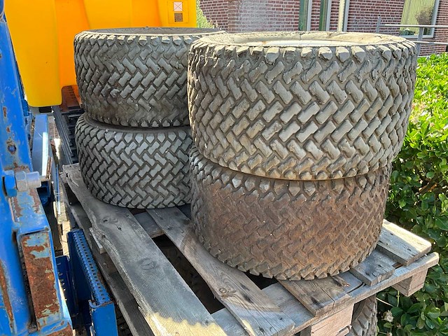 Nifty lift hr12nde hoogwerker wielen - afbeelding 1 van  3