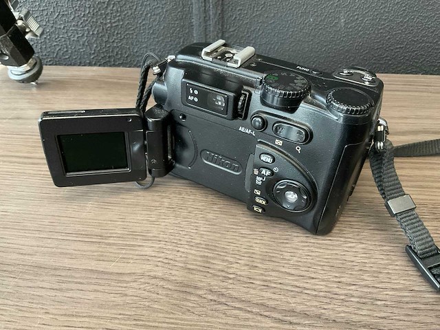 Nikon coolpix 5400 fotocamera met statieven - afbeelding 4 van  6