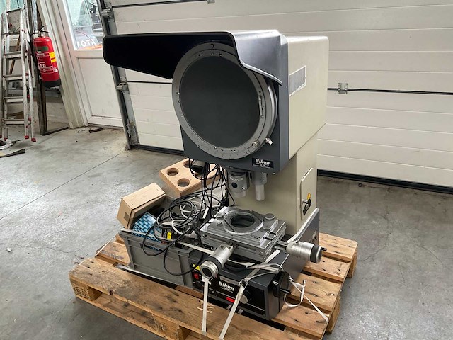 Nikon v-12 profiel projector - afbeelding 1 van  13