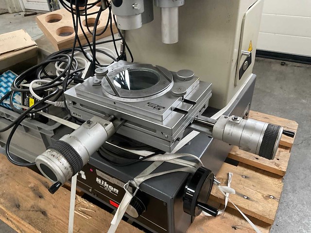Nikon v-12 profiel projector - afbeelding 10 van  13
