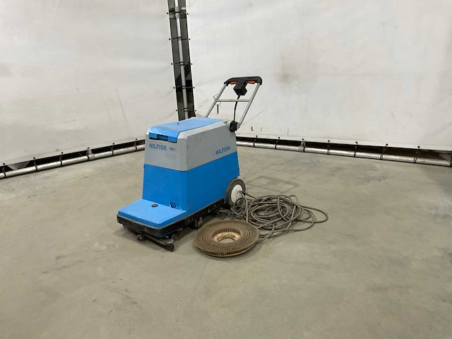 Nilfisk - c38 - veegmachine - afbeelding 1 van  9