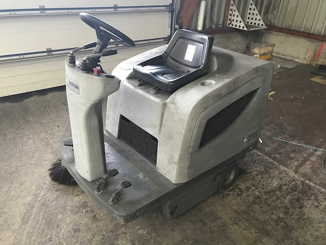 Nilfisk - sr 1101b - zelfrijdende veegmachine nilfisk sr 1101b - afbeelding 1 van  8