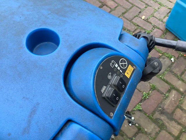 Nilfisk alto scrubtec 343 b veegmachine - afbeelding 2 van  2