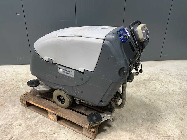Nilfisk ba 651d schrob veegmachine - afbeelding 1 van  2