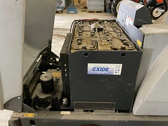 Nilfisk cr1000 zelfrijdende veeg- schrobmachine - afbeelding 10 van  20