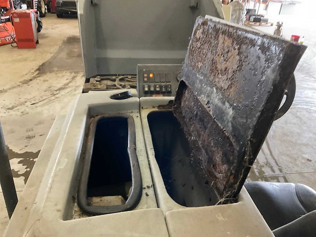 Nilfisk cr1000 zelfrijdende veeg- schrobmachine - afbeelding 11 van  20