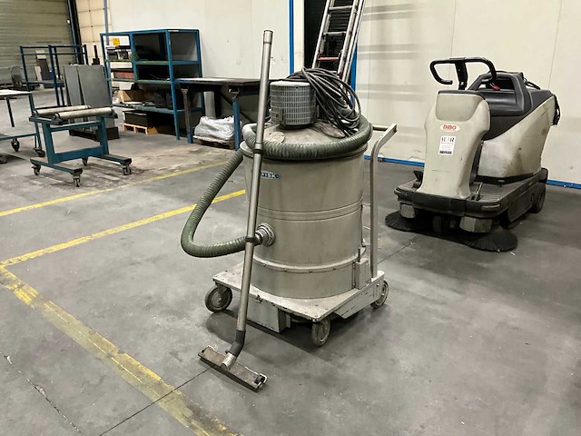 Nilfisk gb 733 industriële tonstofzuiger - afbeelding 1 van  8