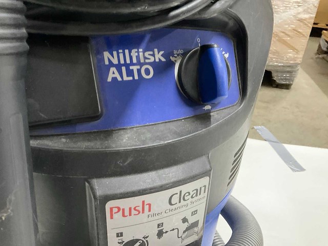 Nilfisk industriële stofzuiger - afbeelding 2 van  3