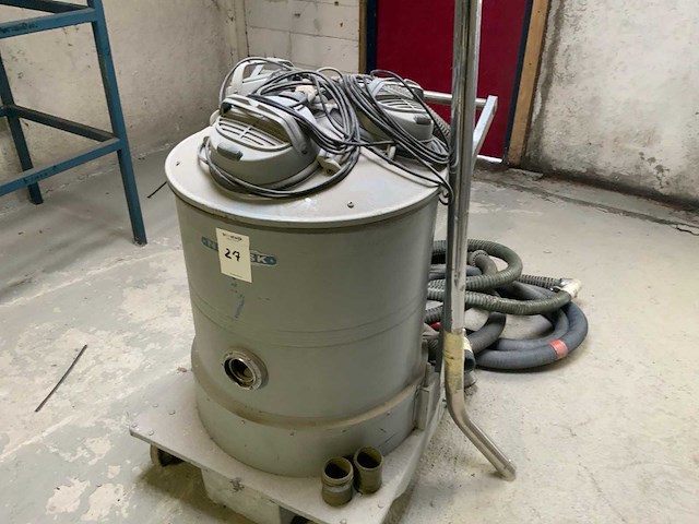 Nilfisk industriële stofzuiger - afbeelding 2 van  4