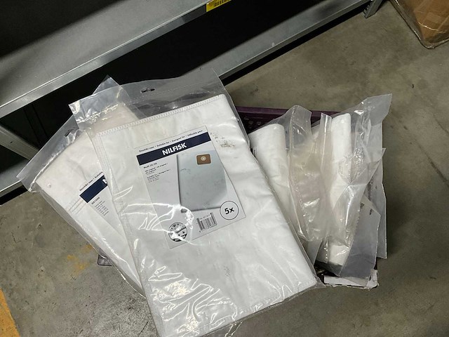 Nilfisk partij stofzuigerzakken - afbeelding 1 van  3