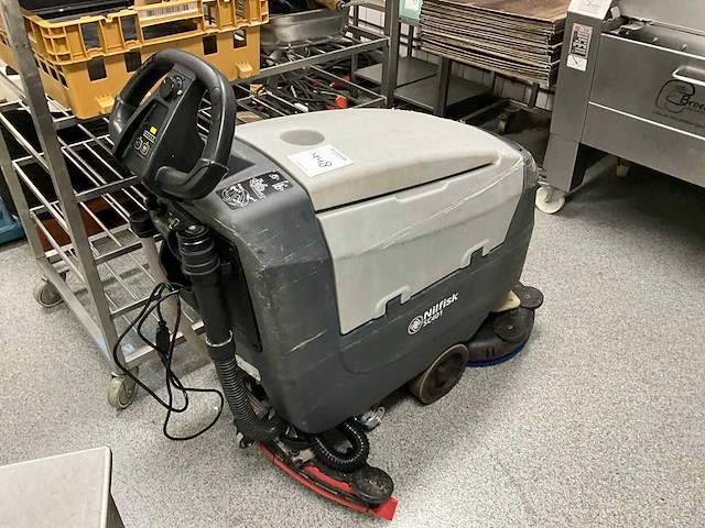 Nilfisk sc401 schoonmaakwagen - afbeelding 1 van  3