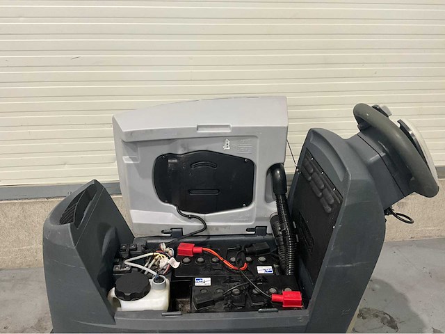 Nilfisk sc500 zelfrijdende schrobmachine accu’s 2025 - afbeelding 2 van  13