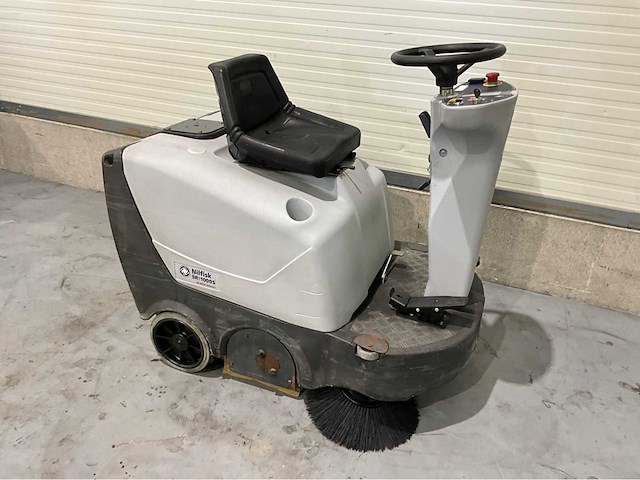 Nilfisk sr 1000s opzitveegmachine 82uur ! - afbeelding 4 van  9