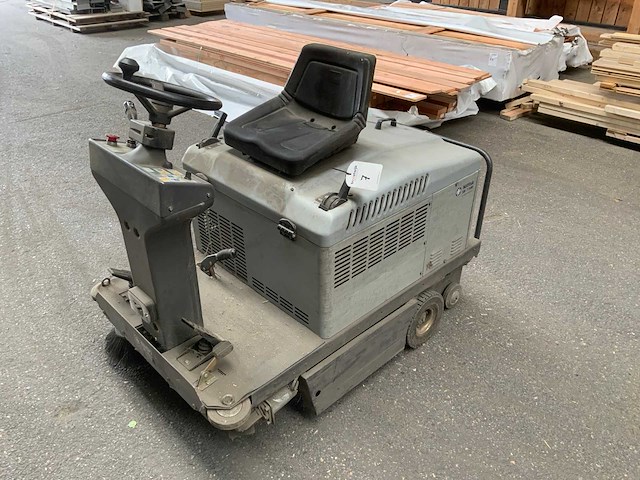 Nilfisk sr 1100 zelfrijdende veegmachine - afbeelding 1 van  4