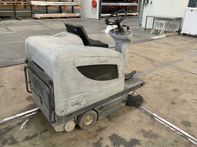 Nilfisk sr 1100s b zelfrijdende veegmachine - afbeelding 4 van  10