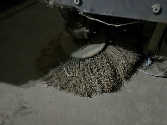 Nilfisk sr1100 zelfrijdende veegmachine - afbeelding 3 van  18