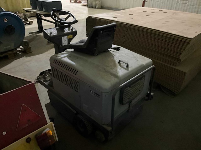 Nilfisk sr1100 zelfrijdende veegmachine - afbeelding 11 van  18