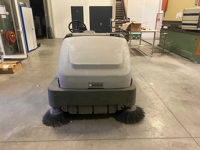 Nilfisk sr1601 zelfrijdende veegmachine - afbeelding 7 van  8
