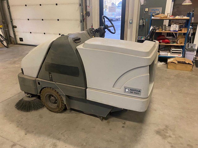 Nilfisk sr1601 zelfrijdende veegmachine - afbeelding 7 van  13