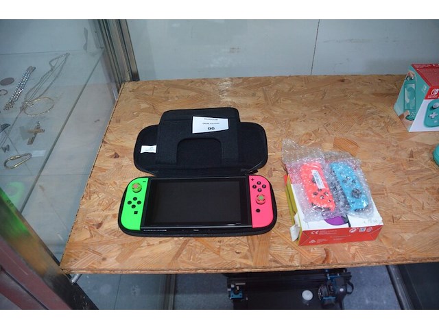 Nintendo switch model hac-001 met extra joy con en hoes - afbeelding 1 van  7