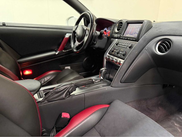 Nissan - gt-r - 3.8 v6 - personenauto - 2010 - afbeelding 8 van  34