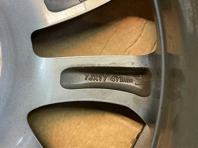 Nissan 7,0jx17 47mm velgenset - afbeelding 4 van  5