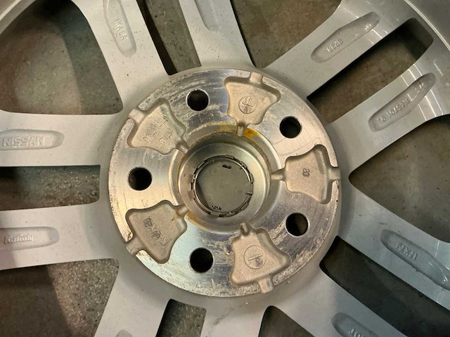 Nissan 7,0jx17 velgenset - afbeelding 2 van  4