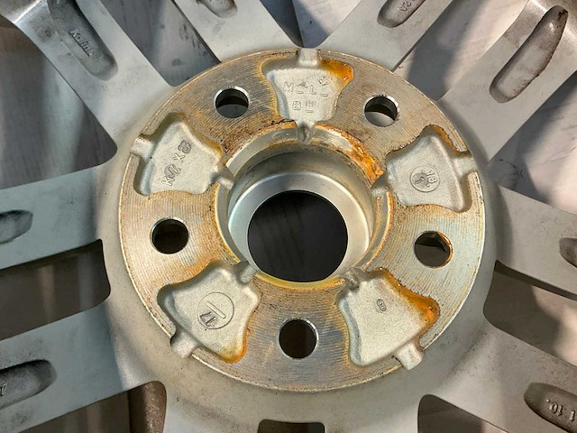 Nissan 7,0jx17h2 velgenset - afbeelding 3 van  4