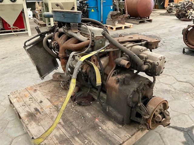 Nissan sd33 dieselmotor - afbeelding 1 van  11