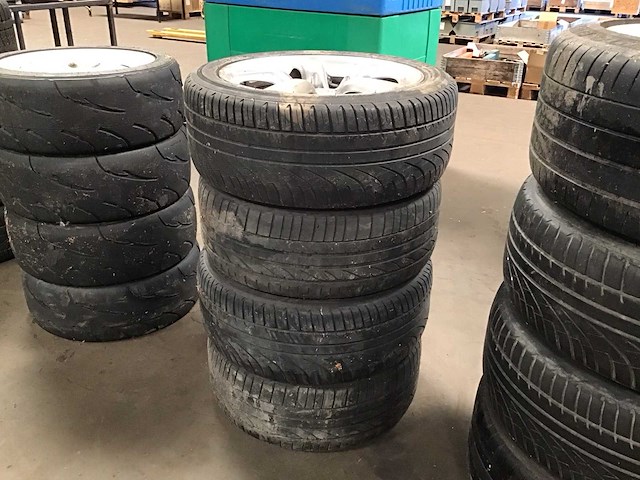 Nissan velgen met banden (4x) - afbeelding 1 van  4