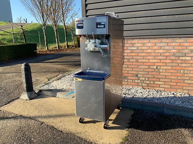 Nissei softijs- en milkshakemachine - afbeelding 7 van  13